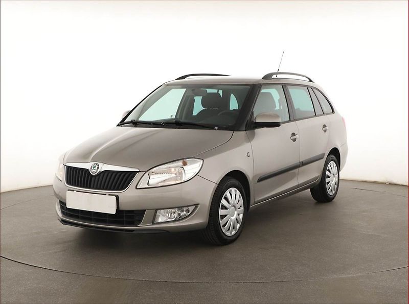 Škoda Fabia (2010) Ambiente 1.2 TSI, ČR,1.maj - fotka 2 z 14