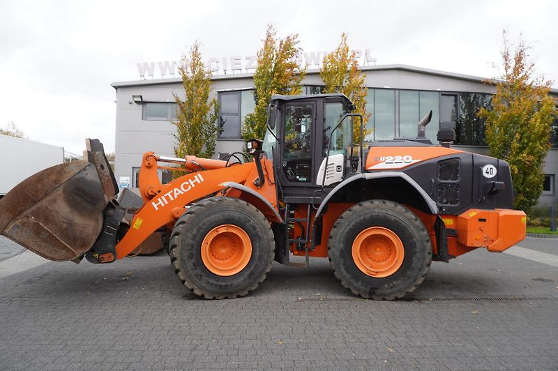 Hitachi (2018) ZW220 articulated loader - fotka 13 z 24