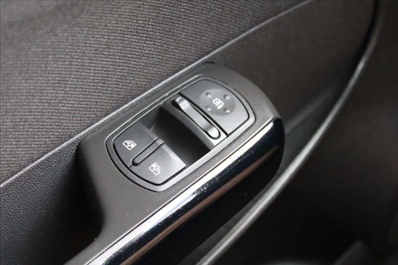 Opel Corsa 1,4 i  KLIMATIZACE, TEMPOMAT - fotka 11 z 24