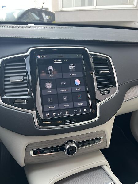 Volvo XC90 B5 (nafta) AWD PLUS BRIGHT *7M - fotka 29 z 42