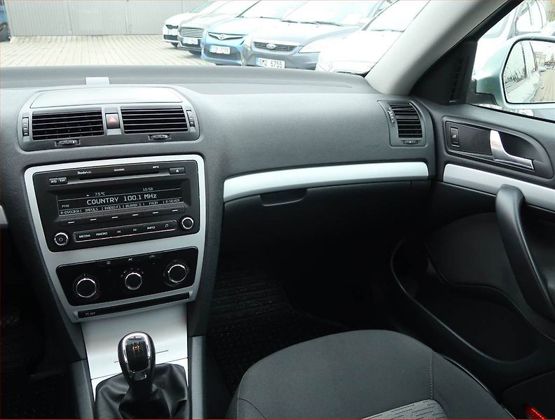 Škoda Octavia (2011) Ambiente 1.4 TSI, Serv.kniha - fotka 8 z 15