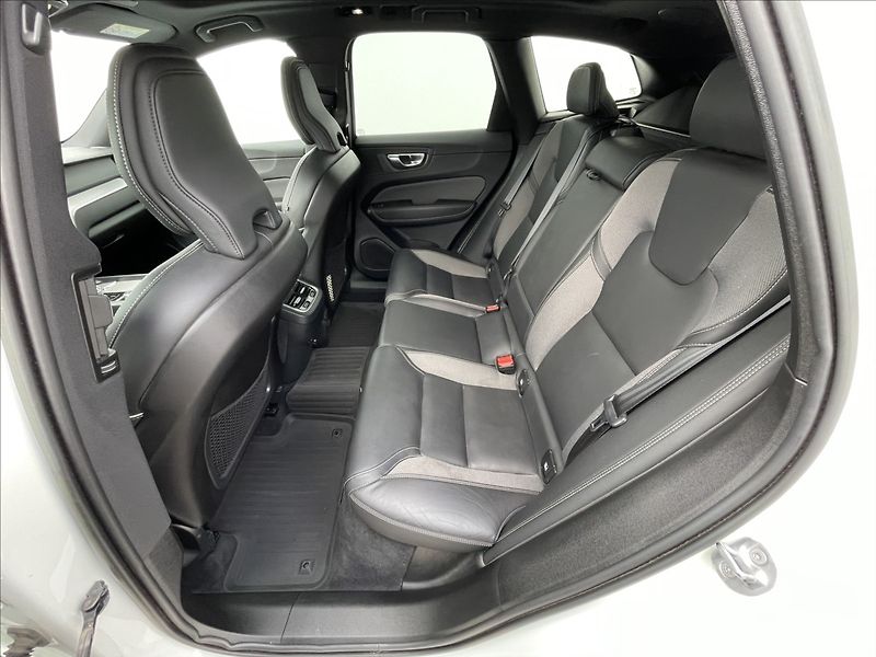 Volvo XC60 2,0 B4 A8 Ultimate Dark LED - fotka 14 z 22