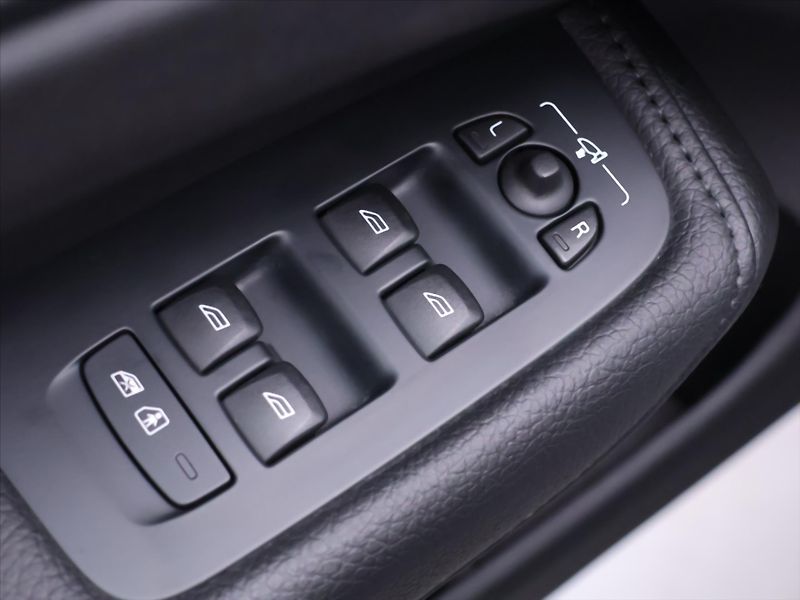 Volvo XC60 2,0 145 kW D4 AWD Momentum - fotka 16 z 31