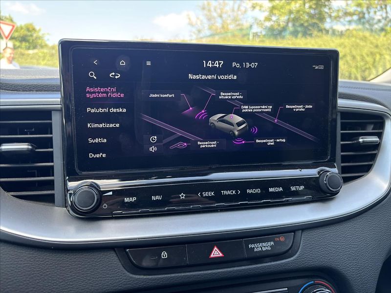 Kia Ceed 1,5 TGDi AT TOP ZÁRUKA ADAPTIV - fotka 21 z 40