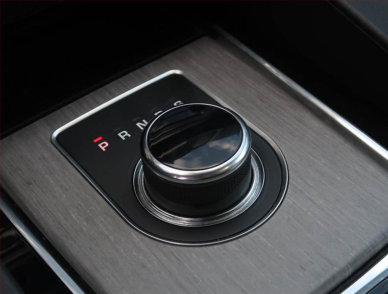 Jaguar F-Pace (2017) 20d AWD, 4X4, Automat - fotka 13 z 22