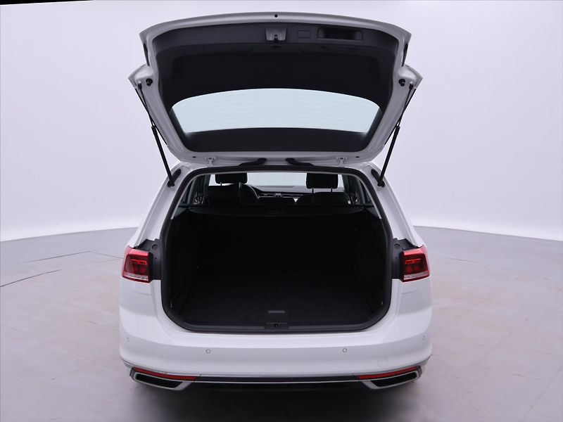 Volkswagen Passat 2,0 TSI 206kW CZ 4x4 DSG DPH - fotka 9 z 32