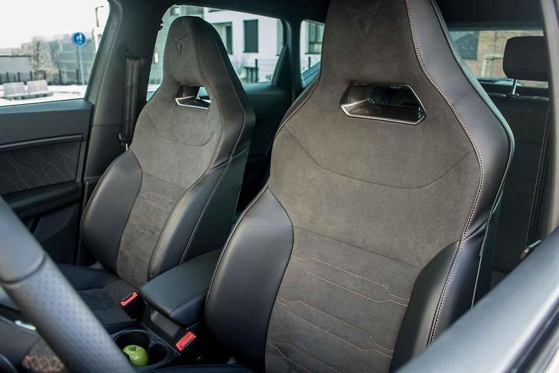 Zvenčí má sportovní šmrnc a sexy detaily, uvnitř však Cupra Ateca neopustila praktičnost rodinného SUV.