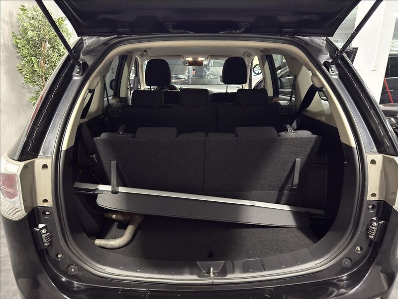 Mitsubishi Outlander 2,3   DI-D 4X4 7MÍST SPORT TZ - fotka 26 z 39