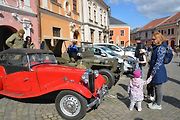 Automobiloví a motocykloví veteráni se vydali v neděli na tradiční jízdu Ze zámku na hrad. Start byl na Horním náměstí v Přerově, kde si lidé užili bohatý program.