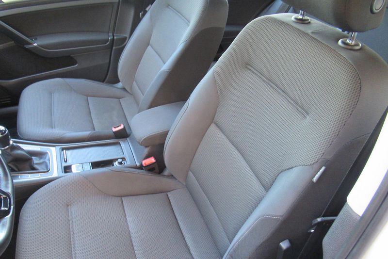 Volkswagen Golf 1.6 TDi AUT.KLIMA VYHŘ.SEDAČKY - fotka 14 z 32