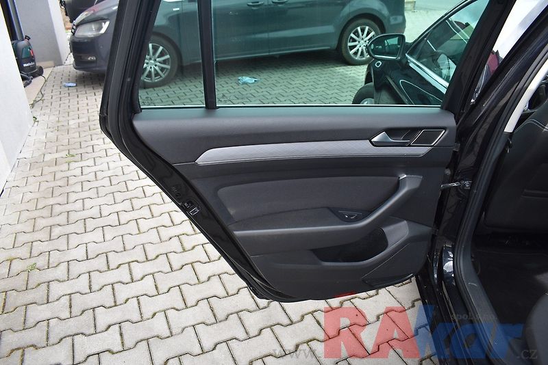 Volkswagen Passat Variant (2023) Business 2,0 TSI automat - fotka 13 z 34