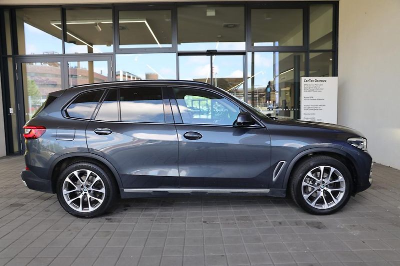 BMW X5 xDrive30d - fotka 4 z 27