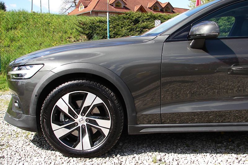 Volvo V60 CC 2.0B4 AWD MildHybrid ZADÁN! - fotka 43 z 46