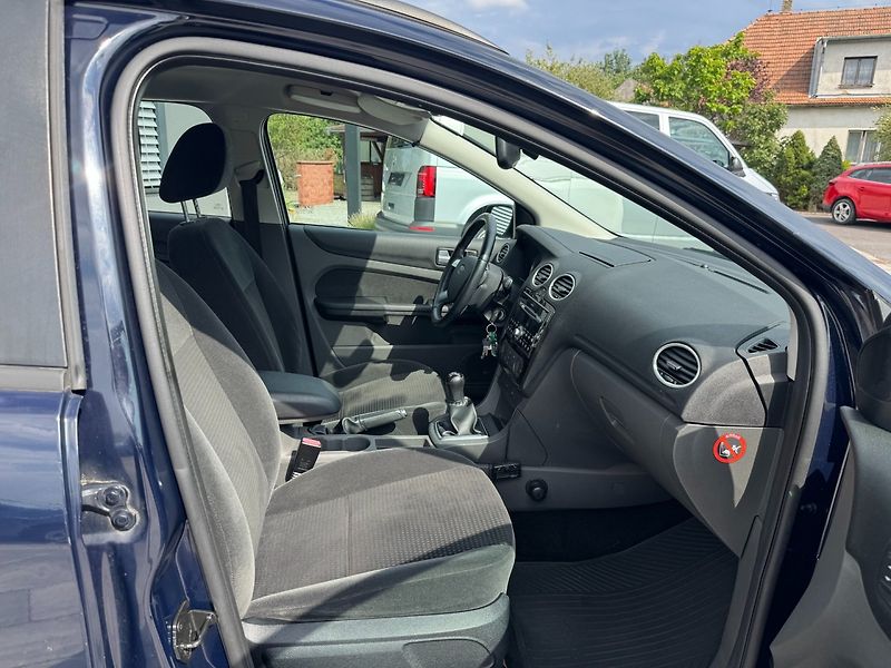 Ford Focus (2007) Ghia 2.0i 107kW - fotka 26 z 30