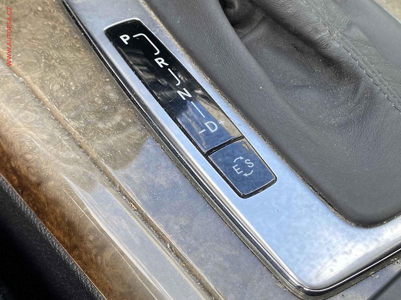 Mercedes-Benz Třídy E (2010) 1.8CGi E200, AT, bixen, šíbr - fotka 15 z 22