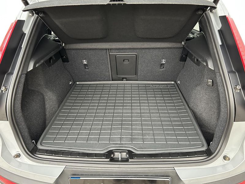Volvo XC40 2.0 B3 CORE - fotka 26 z 28