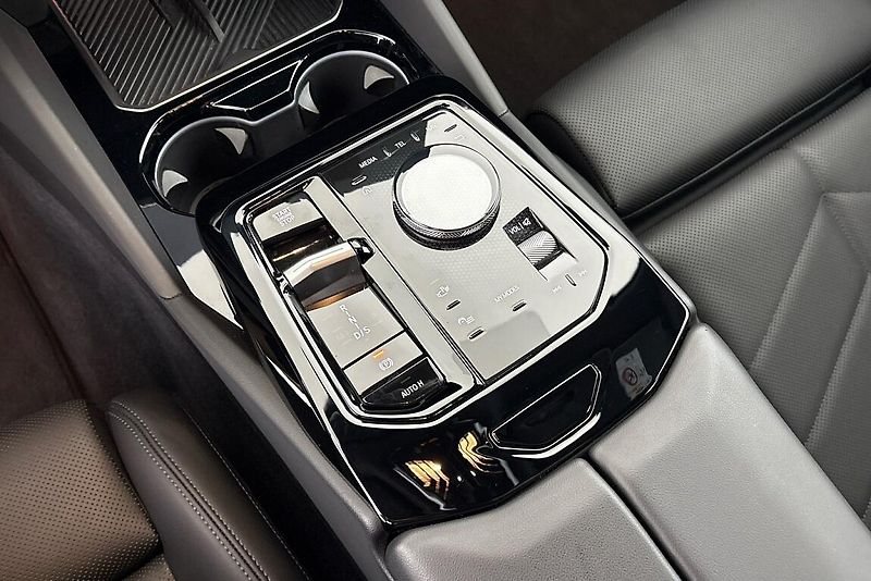 BMW Řada 5 540d xDrive Touring - fotka 21 z 24