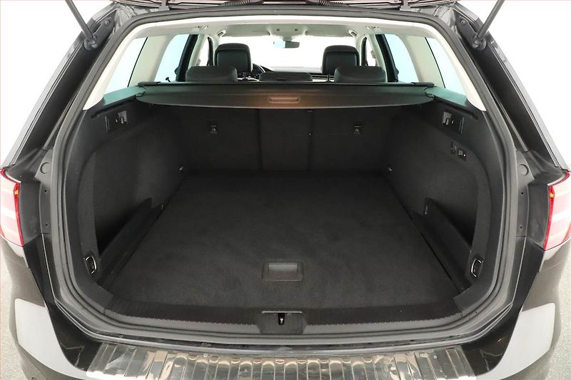 Volkswagen Passat (2018) 2.0 TDI, Kůže, Tempomat - fotka 19 z 21