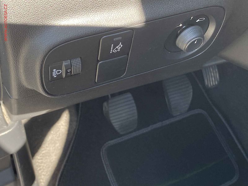 Citroën C3 (2019) 1.2 PT, Shine, park. čidla - fotka 12 z 19