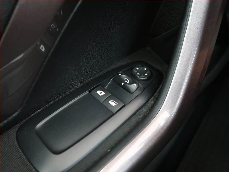Peugeot 2008 (2014) 1.2 VTi, ČR,1.maj, Tempomat - fotka 17 z 19
