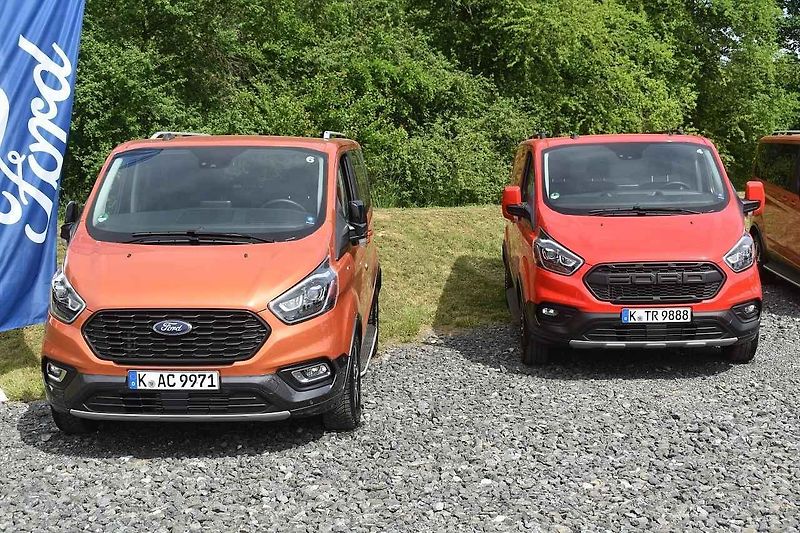 Ford Transit Trail v plné jízdě na nezpevněné komunikaci