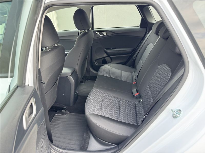 Kia Ceed 1,5 T-GDi Spin DPH 1.maj ČR - fotka 19 z 50