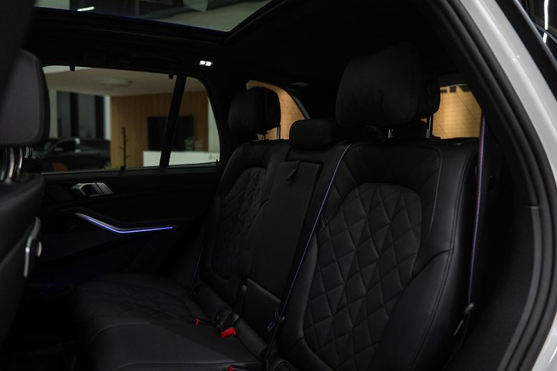 BMW X5 (2025) 30d 7MÍST VZDUCH MASÁŽ WEBASTO - fotka 7 z 19