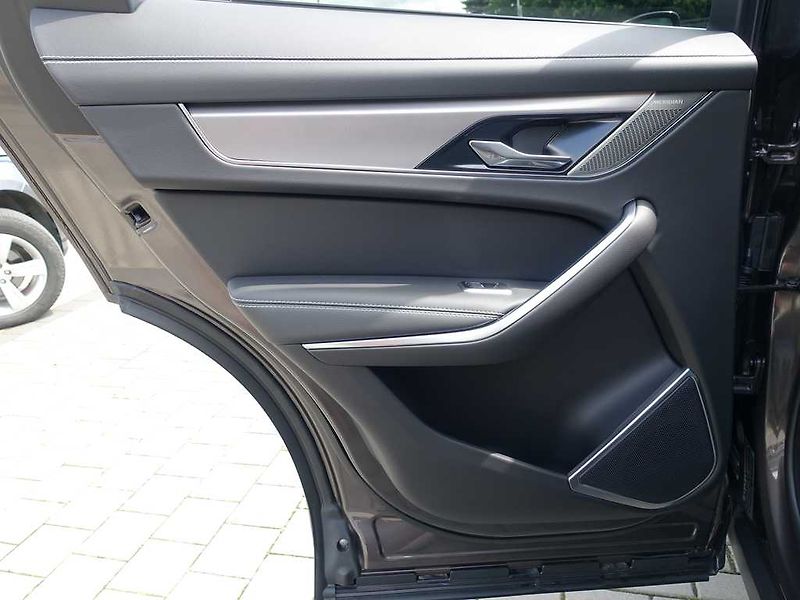 Jaguar F-Pace 2,0 R-Dynamic SE D200 4x4 - fotka 17 z 43