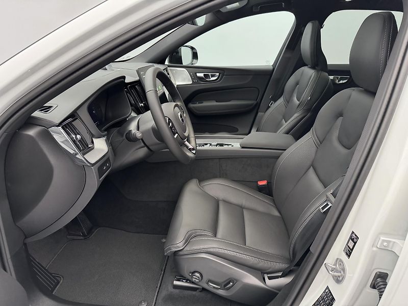 Volvo XC60 (2025) T8 AWD AUT ULTRA BLACK EDITON - fotka 3 z 23