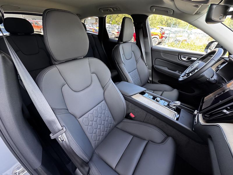 Volvo XC60 B5 AWD PLUS/360/1 maj/ + kola - fotka 15 z 49