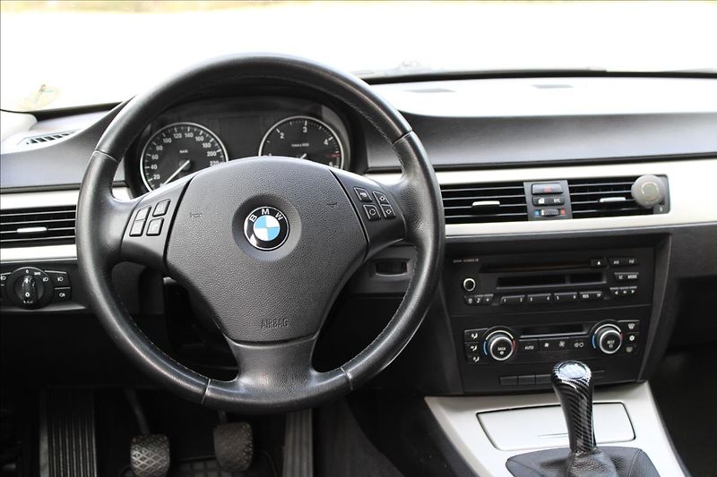 BMW Řada 3 318d Touring / M-Paket / Manuá - fotka 13 z 29