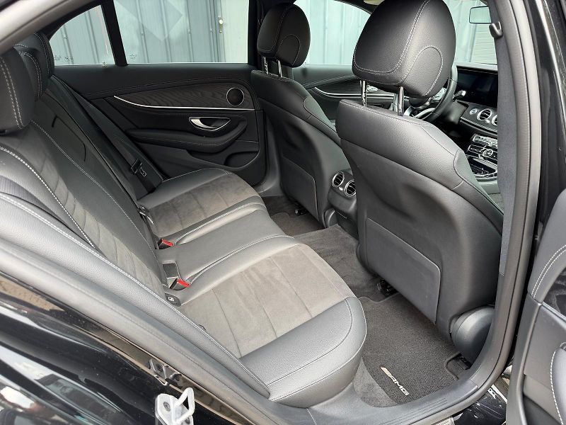 Mercedes-Benz Třídy E TOP / AMG 4matic/v zimě nejeté - fotka 17 z 30