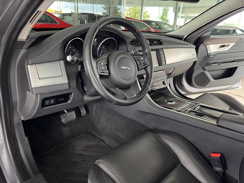 Jaguar XF 20d AUT*Panorama*Distronic - fotka 10 z 43
