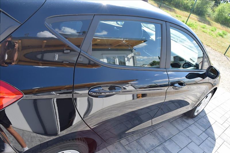 Ford Fiesta 1,0 i 73KW AUTOMAT NÍZKÉ KM - fotka 9 z 45