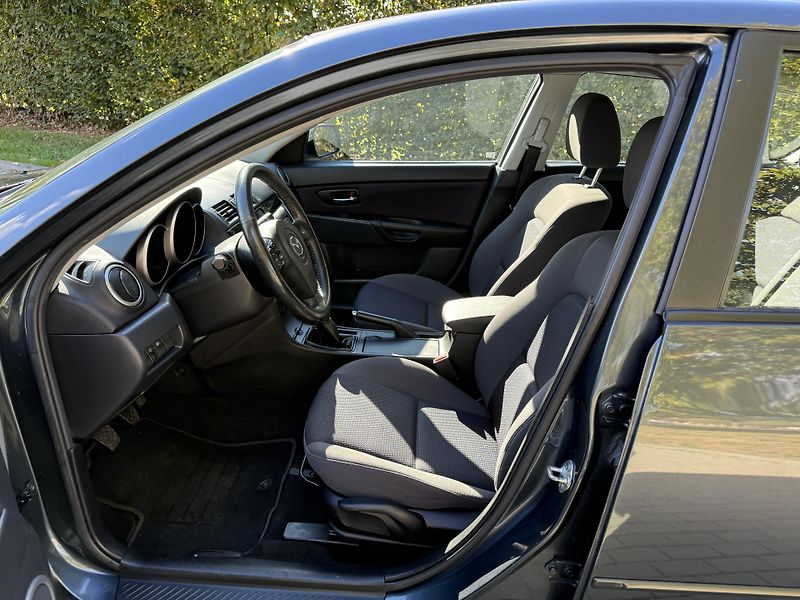 Mazda 3 1.6 Sport Active - fotka 18 z 28