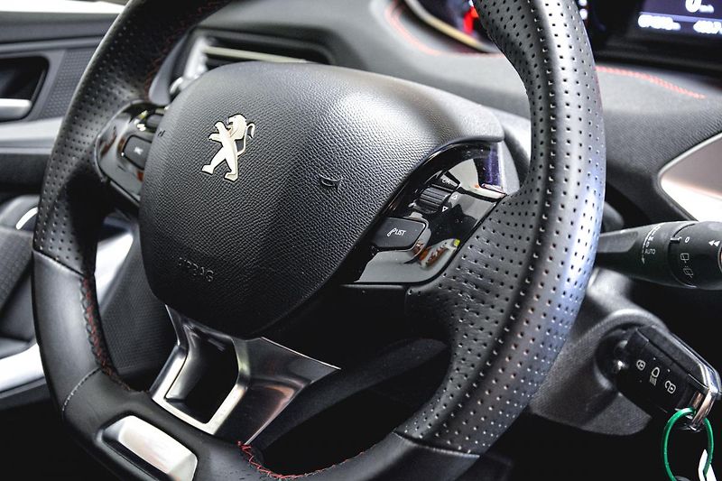 Peugeot 308 (2020) GT NAVI1.5 BlueHDi ČR 1MAJITEL - fotka 23 z 33