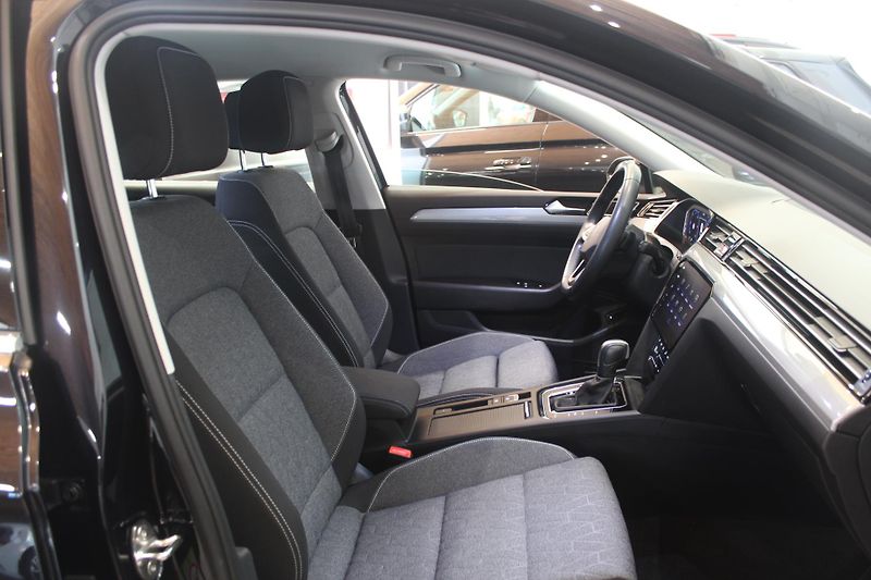 Volkswagen Passat (2023) 2.0TDI DSG Display Tažné - fotka 22 z 37