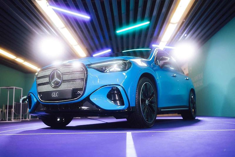 Mercedes-Benz letos odstartoval novou éru jako globální partner ženského tenisu (WTA). Své ambice v tomto sportu nyní potvrzuje i v České republice, kde v rámci ostravského turnaje představuje dvě klíčové novinky: novou generaci modelů GLB a GLC.