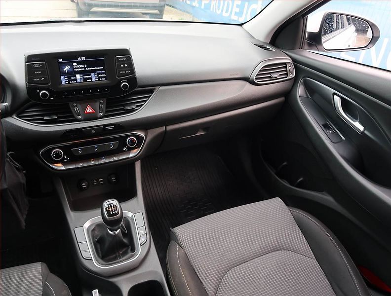 Hyundai i30 (2018) 1.6 CRDi, Tempomat - fotka 8 z 19