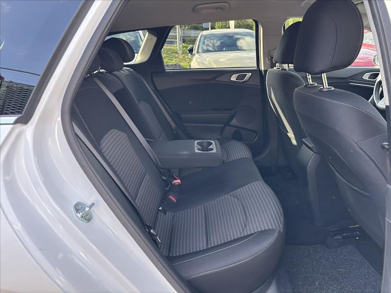 Kia Ceed 1,5 TGDi TOP ZÁRUKA CARPLAY - fotka 14 z 39