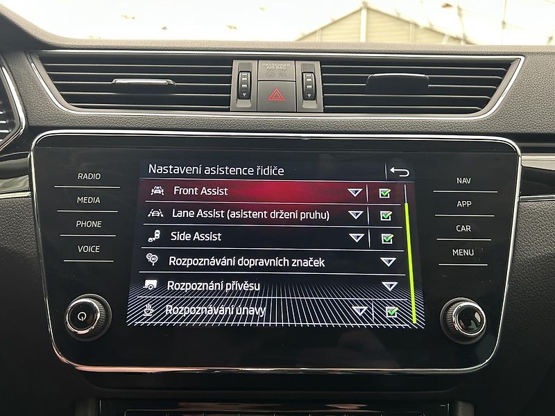 Škoda Superb 2.0 TDI L & K - fotka 12 z 35