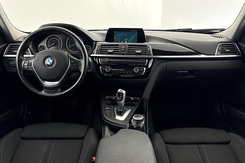 BMW Řada 3 340i xDrive - fotka 13 z 23