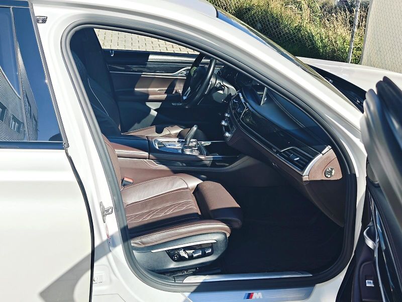 BMW Řada 7 (2016) 3,0 740d xDrive M - fotka 19 z 43