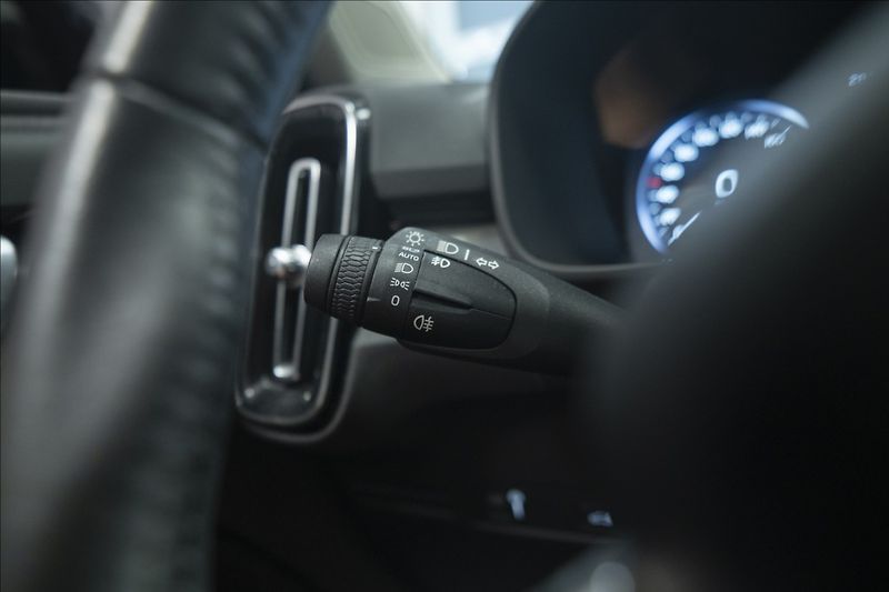 Volvo XC40 2,0 T5 AWD NAVI KAMERA TAŽNÉ - fotka 31 z 47