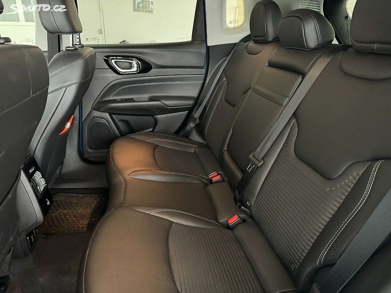 Jeep Compass (2023) 1.3 GSE 130k man. Limited - fotka 9 z 16