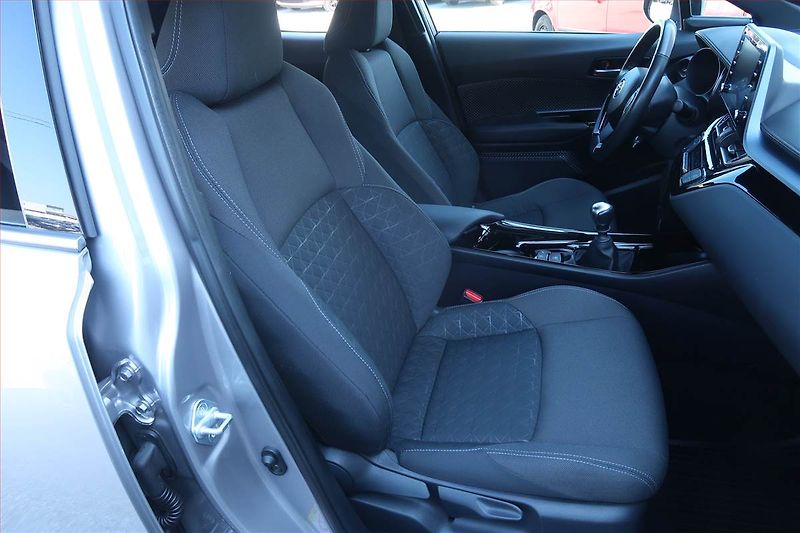 Toyota C-HR (2019) Comfort 1.2 Turbo, Tempomat - fotka 9 z 22