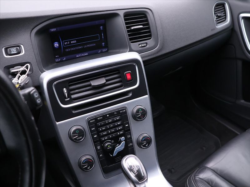 Volvo V60 2,4 D4 V5 120kW AWD R-design - fotka 15 z 27