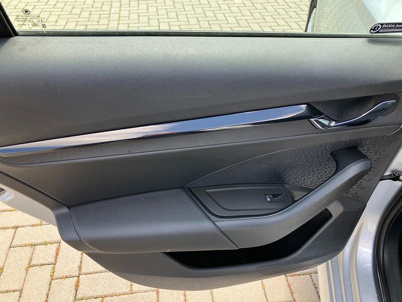 Škoda Octavia (2023) 2.0TDI 110kW DSG 4X4 EL.TZ - fotka 16 z 33