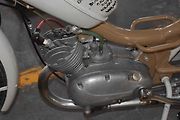 Motor s objemem 50 cm3 poskytoval výkon 1,5 koně