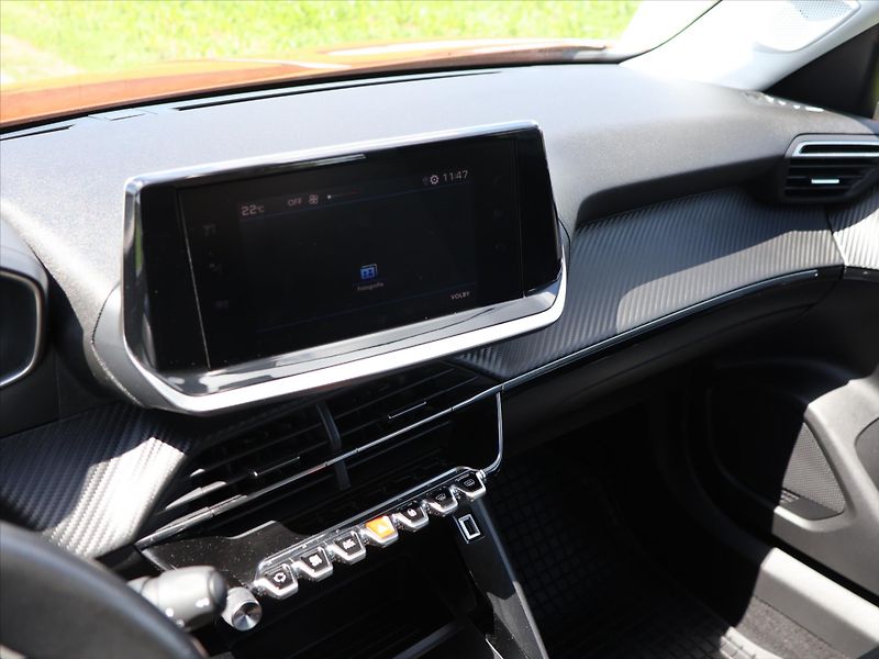 Peugeot 2008 1,2 PT 74kW CZ Klima ACTIVE - fotka 21 z 34